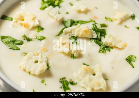 Klobige New England Clam Chowder mit Kartoffeln und Crackern Stockfoto