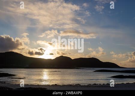 Blick über die Sanna Bay in Richtung Ardnamurchan Point bei Sonnenuntergang Stockfoto