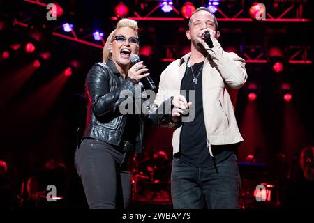 Die US-amerikanische Sängerin Anastacia Lyn Newkirk und James Morrison singen im Duett bei der Night of the Proms Tour 2023 in München. München Olympiahalle Bayern Deutschland *** US-Sängerin Anastacia Lyn Newkirk und James Morrison singen ein Duett bei der Nacht der Proms Tour 2023 in München Olympiahalle Bayern Deutschland Stockfoto