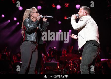 Die US-amerikanische Sängerin Anastacia Lyn Newkirk und James Morrison singen im Duett bei der Night of the Proms Tour 2023 in München. München Olympiahalle Bayern Deutschland *** US-Sängerin Anastacia Lyn Newkirk und James Morrison singen ein Duett bei der Nacht der Proms Tour 2023 in München Olympiahalle Bayern Deutschland Stockfoto