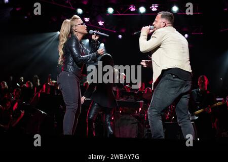 Die US-amerikanische Sängerin Anastacia Lyn Newkirk und James Morrison singen im Duett bei der Night of the Proms Tour 2023 in München. München Olympiahalle Bayern Deutschland *** US-Sängerin Anastacia Lyn Newkirk und James Morrison singen ein Duett bei der Nacht der Proms Tour 2023 in München Olympiahalle Bayern Deutschland Stockfoto