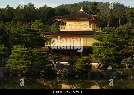 Die Sonnenuntergänge auf Kinkaku-JI, dem Goldenen Tempel, in Kyoto, Japan, Oktober 2023. Die Sehenswürdigkeit ist eine der beliebtesten Touristenattraktionen in Japan. Stockfoto