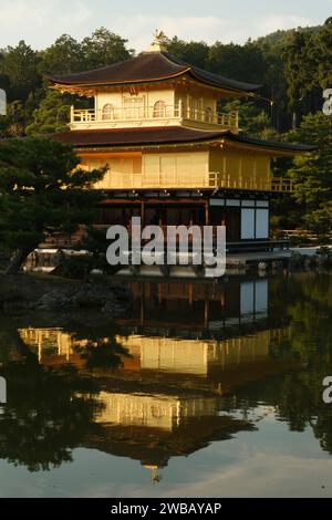 Die Sonnenuntergänge auf Kinkaku-JI, dem Goldenen Tempel, in Kyoto, Japan, Oktober 2023. Die Sehenswürdigkeit ist eine der beliebtesten Touristenattraktionen in Japan. Stockfoto