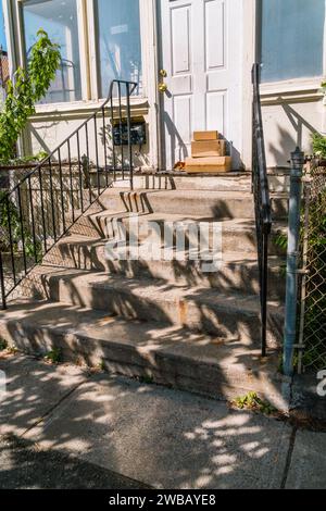 Pakete vor der Haustür eines älteren Hauses Stockfoto