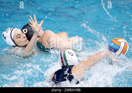 EINDHOVEN – Chiara Tabani aus Italien und Rebecca Parkes aus Ungarn während des Viertelfinales der Frauen-Wasserpolo-Europameisterschaft zwischen Griechenland und Frankreich im Pieter van den Hoogenband Schwimmstadion. ANP-SCHLEIFMASCHINE KONING Stockfoto