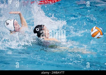 EINDHOVEN – Silvia Avegno (Italien) und Rebecca Parkes (Ungarn) während des Viertelfinales der Frauen-Wasserpolo-Europameisterschaft zwischen Griechenland und Frankreich im Pieter van den Hoogenband Schwimmstadion. ANP-SCHLEIFMASCHINE KONING Stockfoto