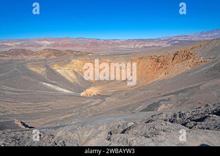 Ubehebe Vulkankrater in einer Wüstenlandschaft im Death Valley National Park in Kalifornien Stockfoto