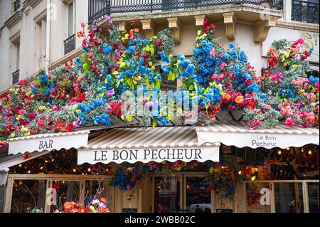 blick auf die straße einer Bar in Paris intensive Farben, wunderschöne Blumendekorationen Stockfoto