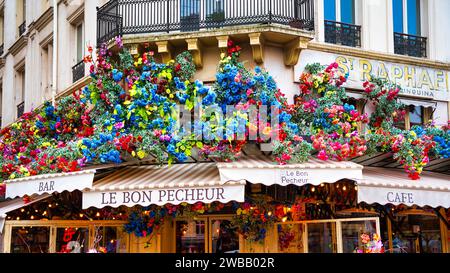 blick auf die straße einer Bar in Paris intensive Farben, wunderschöne Blumendekorationen Stockfoto