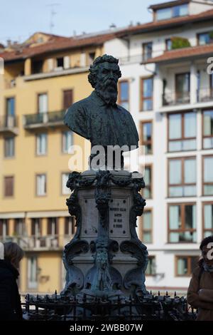 Ponte Vecchio Brücke Statue von Benvenuto Cellini in Florenz Italien Stockfoto