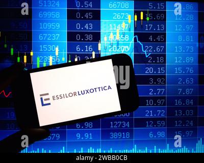 Konskie, Polen - 07. Januar 2024: Das Firmenlogo von EssilorLuxottica wird auf dem Bildschirm des Mobiltelefons angezeigt Stockfoto