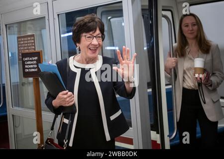 Die US-Senatorin Susan Collins (Republikanerin von Maine) läuft während einer Abstimmung im United States Capitol am Dienstag, den 9. Januar 2024 durch die U-Bahn des Senats. Quelle: Rod Lamkey/CNP/MediaPunch Stockfoto