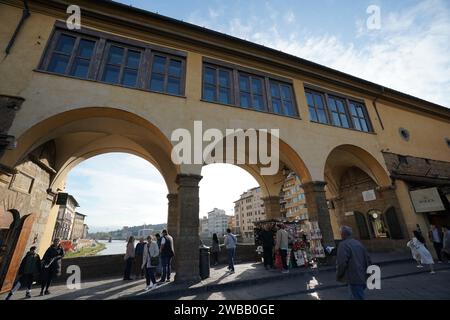 Der Vasari-Korridor auf der Ponte Vecchio-Brücke in Florenz, Italien Stockfoto