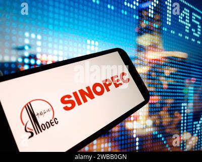 Konskie, Polen - 07. Januar 2024: Das Firmenlogo von Sinopec wird auf dem Bildschirm des Mobiltelefons angezeigt Stockfoto
