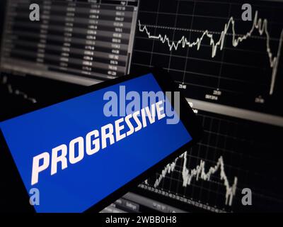 Konskie, Polen - 07. Januar 2024: Progressives Firmenlogo auf dem Bildschirm des Mobiltelefons Stockfoto