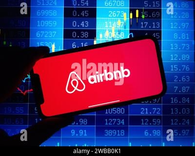Konskie, Polen - 07. Januar 2024: Das Logo des Unternehmens Airbnb wird auf dem Bildschirm des Mobiltelefons angezeigt Stockfoto