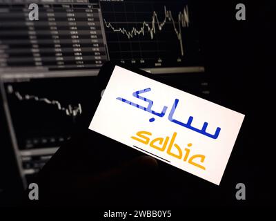 Konskie, Polen - 07. Januar 2024: Das Firmenlogo von SABIC wird auf dem Bildschirm des Mobiltelefons angezeigt Stockfoto