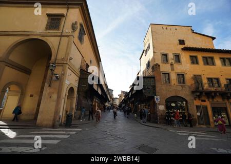 Ponte Vecchio Brücke mit Geschäften und Gebäuden auf der Brücke in Florenz Italien Stockfoto