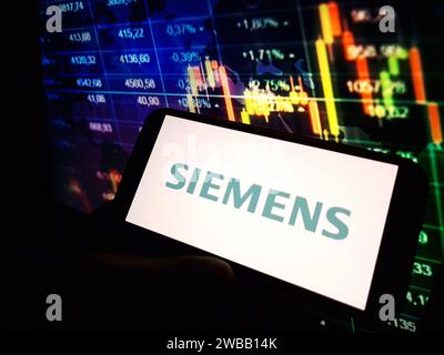 Konskie, Polen - 07. Januar 2024: Firmenlogo von Siemens auf dem Bildschirm des Mobiltelefons Stockfoto