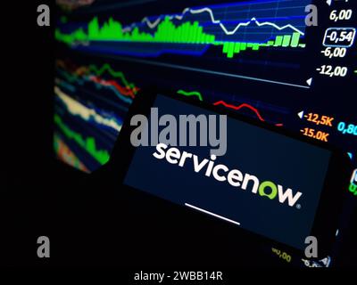 Konskie, Polen - 07. Januar 2024: Firmenlogo ServiceNow wird auf dem Bildschirm des Mobiltelefons angezeigt Stockfoto