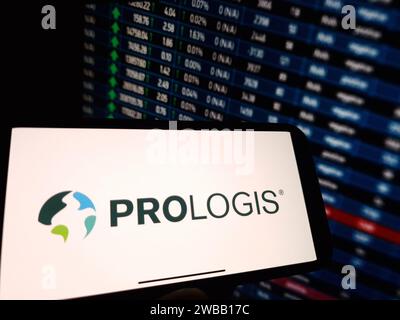 Konskie, Polen - 07. Januar 2024: Firmenlogo von Prologis auf dem Bildschirm des Mobiltelefons Stockfoto