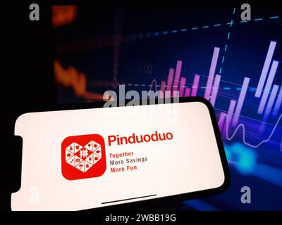 Konskie, Polen - 07. Januar 2024: Das Firmenlogo von Pinduoduo wird auf dem Bildschirm des Mobiltelefons angezeigt Stockfoto