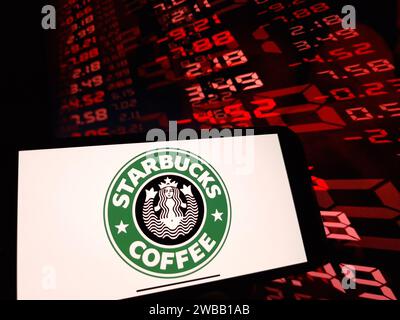 Konskie, Polen - 07. Januar 2024: Starbucks Firmenlogo wird auf dem Bildschirm des Mobiltelefons angezeigt Stockfoto