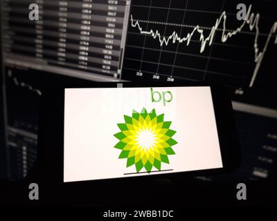 Konskie, Polen - 07. Januar 2024: Das Firmenlogo von BP wird auf dem Bildschirm des Mobiltelefons angezeigt Stockfoto