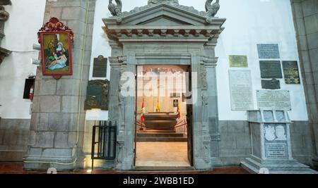 Quito, Pichincha / Ecuador - 26. November 2023: Eingang aus Stein zum Mausoleum von Antonio Jose de Sucre in der Primatenkathedrale der Stadt Qu Stockfoto