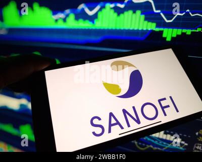 Konskie, Polen - 07. Januar 2024: Das Firmenlogo von sanofi wird auf dem Bildschirm des Mobiltelefons angezeigt Stockfoto