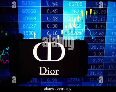 Konskie, Polen - 07. Januar 2024: Das Firmenlogo von Dior wird auf dem Bildschirm des Mobiltelefons angezeigt Stockfoto