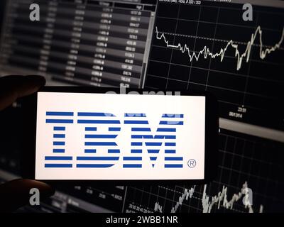 Konskie, Polen - 07. Januar 2024: IBM-Firmenlogo wird auf dem Bildschirm des Mobiltelefons angezeigt Stockfoto