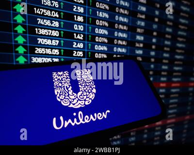 Konskie, Polen - 07. Januar 2024: Unilever Firmenlogo wird auf dem Bildschirm des Mobiltelefons angezeigt Stockfoto