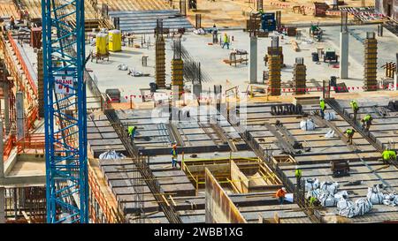 Luftaufnahme der belebten Baustelle mit Kran und Arbeitern in Indianapolis Stockfoto
