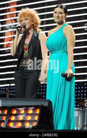 Mailand Italien 21.06.2009: Fiorella Mannoia und Laura Pausini, italienische Sängerinnen, treten beim Live-Benefizkonzert „Amiche per l'Abruzzo“ auf, bei dem Erdbeben in den Abruzzen im Stadion San Siro Stockfoto