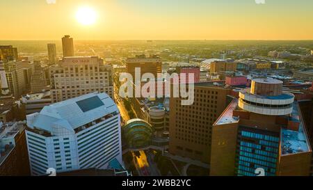 Golden Hour aus der Luft über die Skyline von Indianapolis und die Keystone Mall Bridge Stockfoto