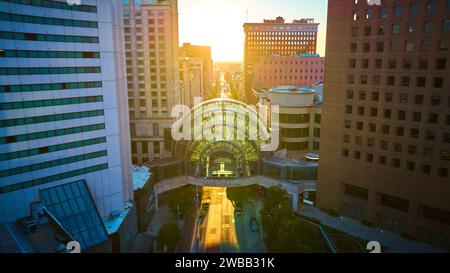 Golden Hour aus der Luft über die Indianapolis Keystone Mall Bridge und Wolkenkratzer Stockfoto