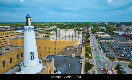 Blick aus der Vogelperspektive auf das historische Leuchtturmgebäude und Indianapolis Stockfoto