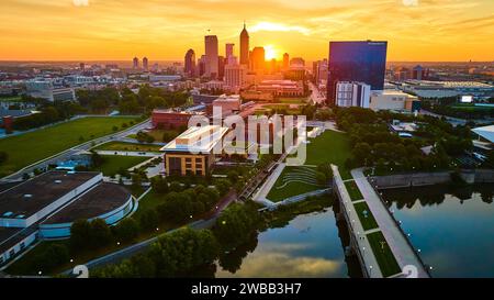 Golden Hour Sonnenuntergang Aus Der Luft Über Der Skyline Von Indianapolis Stockfoto