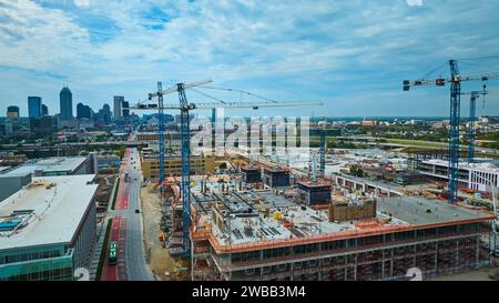 Blick aus der Vogelperspektive auf Urban Construction Cranes und Stadtlandschaft, Indianapolis Stockfoto