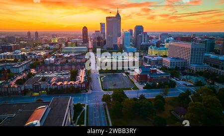 Die Golden Hour Stadt mit Wolkenkratzern in Indianapolis aus der Luft Stockfoto