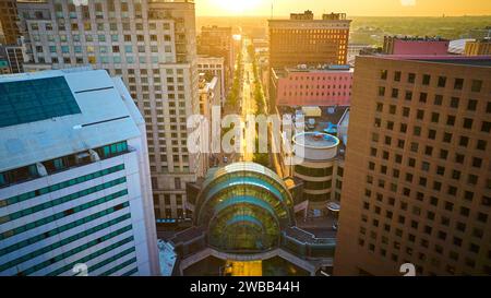 Golden Hour Stadtlandschaft Sunset Glow Über Indianapolis Keystone Mall Bridge Stockfoto