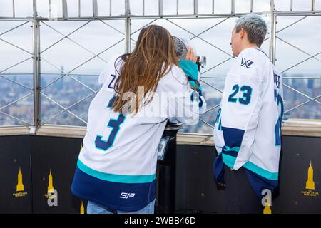 New York, USA. Januar 2024. Madison Packer und Olivia Zafuto beleuchteten am 9. Januar 2024 das Empire State Building in New York, NY, um das erste Saison- und Heimspiel der Women's Hockey League in New York zu feiern. (Foto: Hailstorm Visuals/SIPA USA) Credit: SIPA USA/Alamy Live News Stockfoto