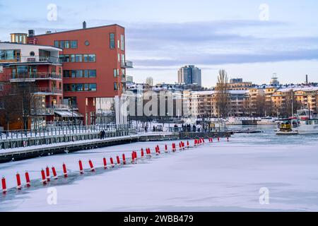 Winterabend in Stockholm mit Blick auf den gefrorenen See im Januar 2024 Stockfoto