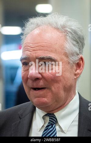 Washington, Vereinigte Staaten. November 2023. Der US-Senator Tim Kaine (Demokrat von Virginia) läuft während einer Abstimmung im US-Kapitol in Washington, DC, Dienstag, den 9. Januar 2024 durch die U-Bahn des Senats. Quelle: Rod Lamkey/CNP/dpa/Alamy Live News Stockfoto