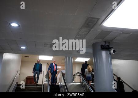 Washington, Vereinigte Staaten. Januar 2024. Der US-Senator Bob Menendez (Demokrat von New Jersey) läuft während einer Abstimmung im US-Kapitol in Washington, DC am Dienstag, den 9. Januar 2024 durch die U-Bahn des Senats. Quelle: Rod Lamkey/CNP/dpa/Alamy Live News Stockfoto