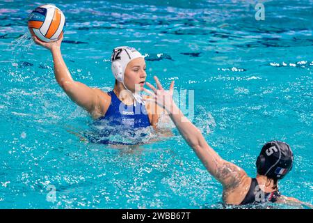 Eindhoven, Niederlande. Januar 2024. EINDHOVEN, NIEDERLANDE - 9. JANUAR: Sofia Tornarou aus Griechenland und Louise Guillet aus Frankreich während der Wasserpolo-Europameisterschaft der Frauen 2024 im Pieter van den Hoogenband Zwemstadion am 9. Januar 2024 in Eindhoven, Niederlande. (Foto: Joris Verwijst/BSR Agency) Credit: BSR Agency/Alamy Live News Stockfoto