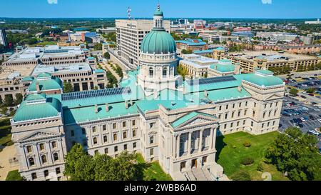 Aus der Vogelperspektive des Indiana State Capitol mit urbanem Hintergrund Stockfoto