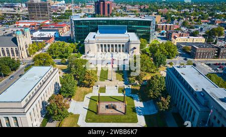 Blick aus der Vogelperspektive auf das neoklassizistische Gerichtsgebäude mit Flaggen und Plaza in Indianapolis Stockfoto