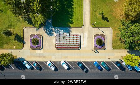 Blick aus der Vogelperspektive auf Urban Flower Betten und Parkplatz in Indianapolis Stockfoto